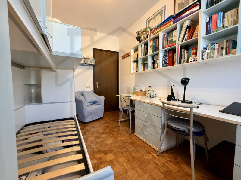 PONTE SAN NICOLO’ – In pieno centro, a due passi da tutti i principali servizi, proponiamo in ven...