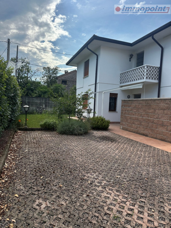 In una delle zone più tranquille e richieste di Bassano del Grappa, precisamente nella residenzia...