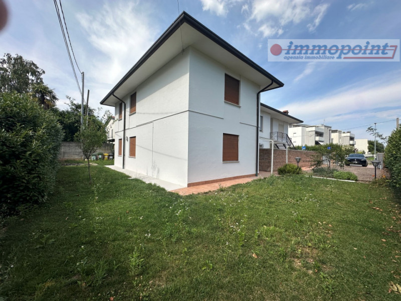 In una delle zone più tranquille e richieste di Bassano del Grappa, precisamente nella residenzia...