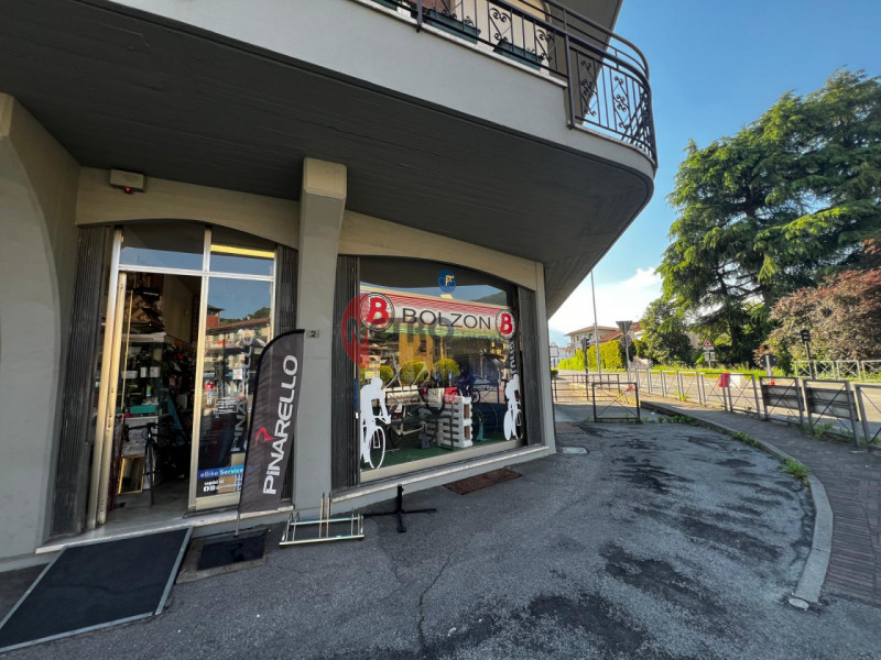 Cornedo Vicentino, in zona di forte passaggio—area strategica per attività commerciali grazie all...