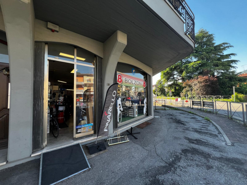 Cornedo Vicentino, in zona di forte passaggio—area strategica per attività commerciali grazie all...