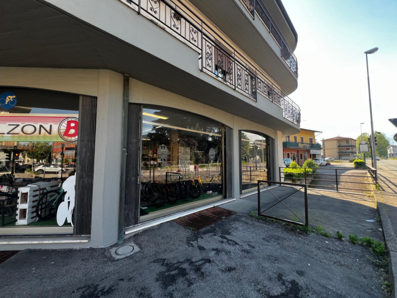 Cornedo Vicentino, in zona di forte passaggio—area strategica per attività commerciali grazie all...