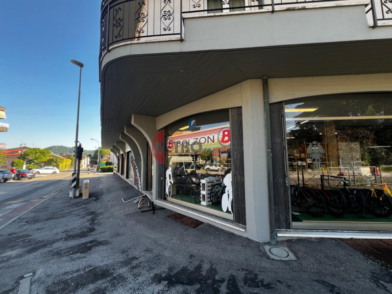 Cornedo Vicentino, in zona di forte passaggio—area strategica per attività commerciali grazie all...