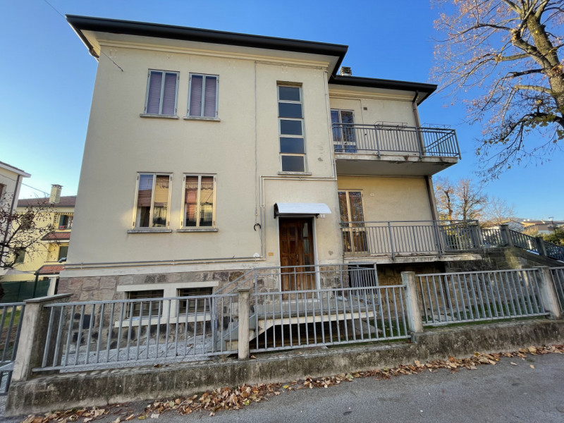 In posizione centralissima, comoda a tutti i servizi e alle principali vie di comunicazione, prop...