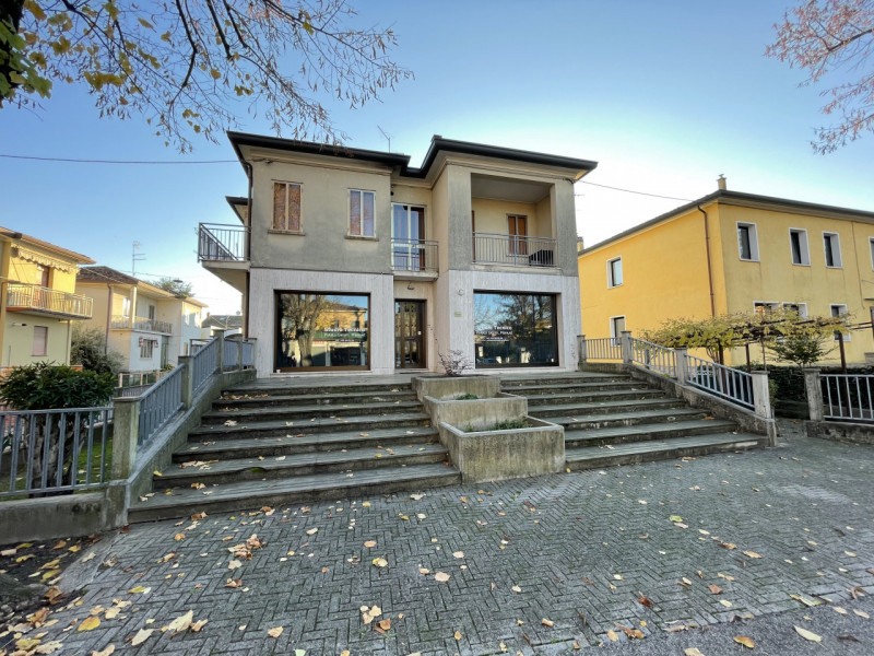 In posizione centralissima, comoda a tutti i servizi e alle principali vie di comunicazione, prop...