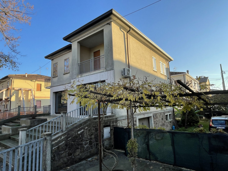 In posizione centralissima, comoda a tutti i servizi e alle principali vie di comunicazione, prop...