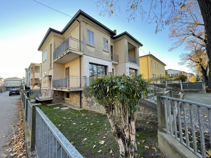 In posizione centralissima, comoda a tutti i servizi e alle principali vie di comunicazione, prop...