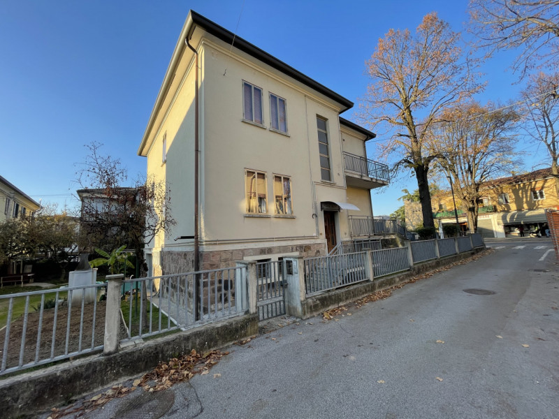 In posizione centralissima, comoda a tutti i servizi e alle principali vie di comunicazione, prop...