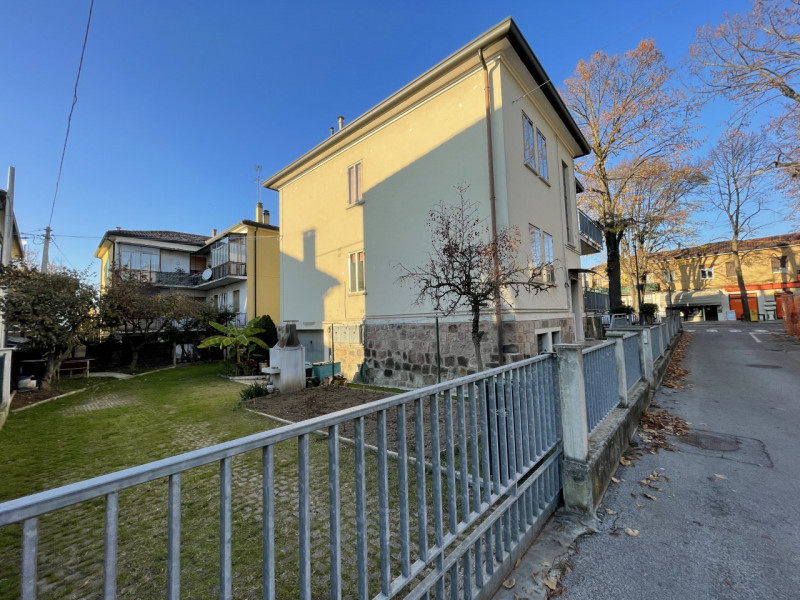 In posizione centralissima, comoda a tutti i servizi e alle principali vie di comunicazione, prop...