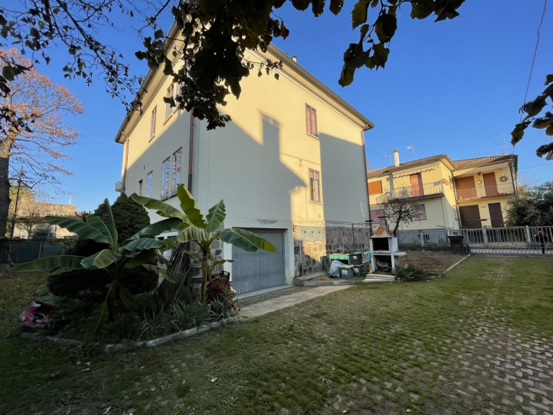 In posizione centralissima, comoda a tutti i servizi e alle principali vie di comunicazione, prop...