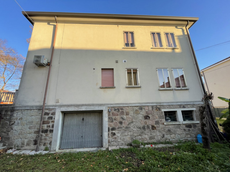 In posizione centralissima, comoda a tutti i servizi e alle principali vie di comunicazione, prop...