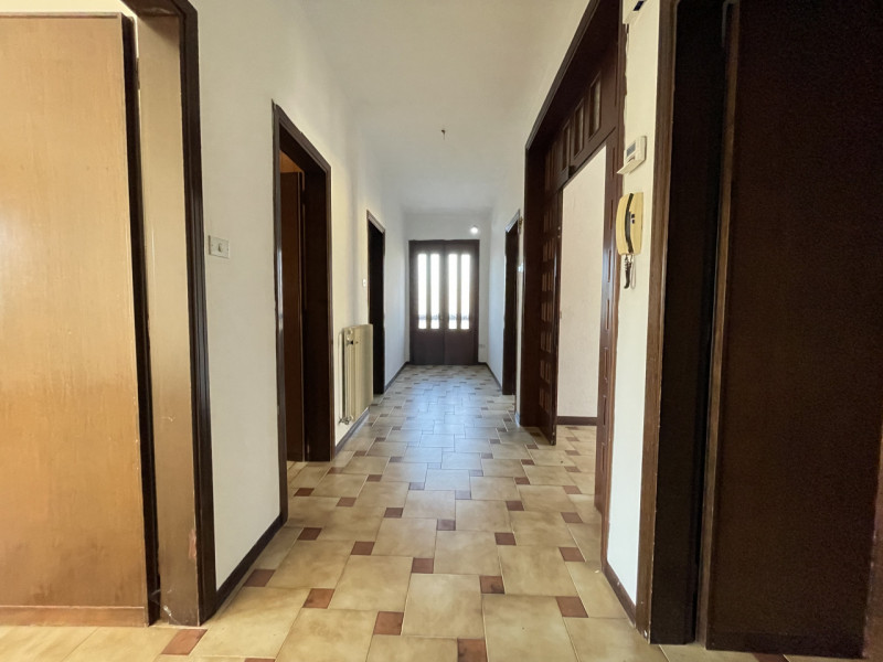 In posizione centralissima, comoda a tutti i servizi e alle principali vie di comunicazione, prop...