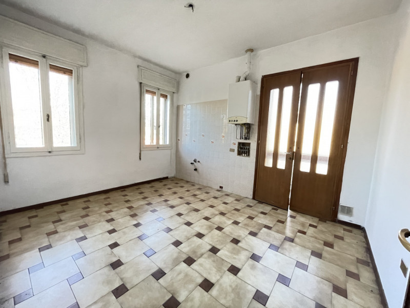 In posizione centralissima, comoda a tutti i servizi e alle principali vie di comunicazione, prop...