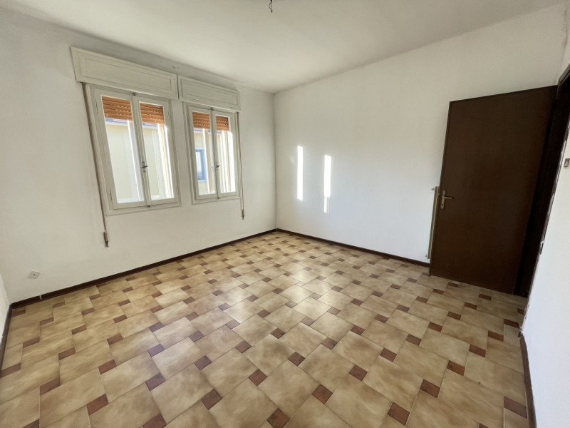 In posizione centralissima, comoda a tutti i servizi e alle principali vie di comunicazione, prop...