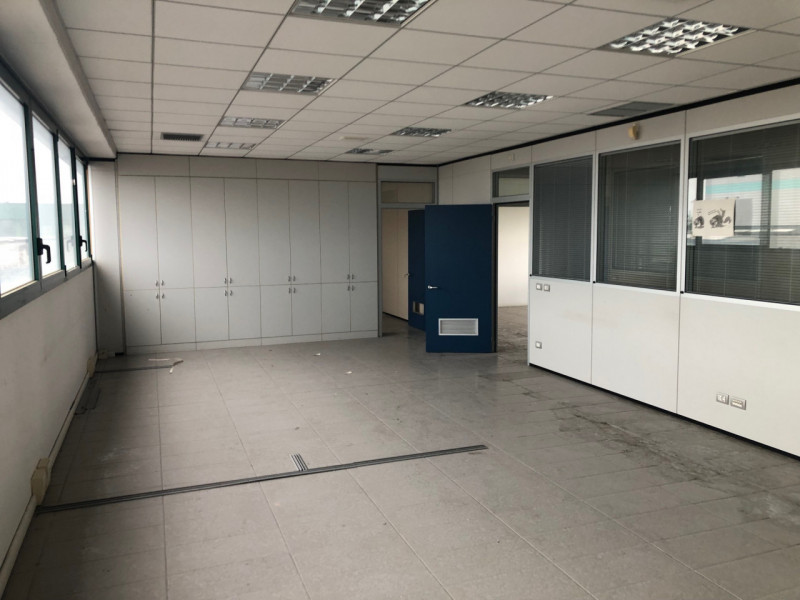 Porzione immobiliare, parte di un complesso di maggior consistenza, composta da: locali ad uso uf...