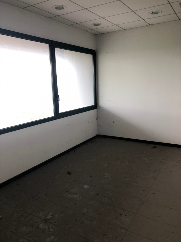 Porzione immobiliare, parte di un complesso di maggior consistenza, composta da: locali ad uso uf...