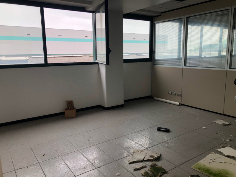 Porzione immobiliare, parte di un complesso di maggior consistenza, composta da: locali ad uso uf...