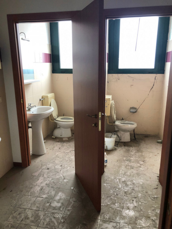 Porzione immobiliare, parte di un complesso di maggior consistenza, composta da: locali ad uso uf...