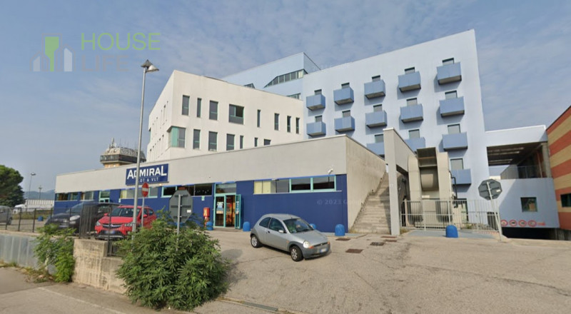 THIENE - ZONA INDUSTRIALE: VENDESI IMMOBILE COMMERCIALE attualmente locato con rendita del 10%. E...