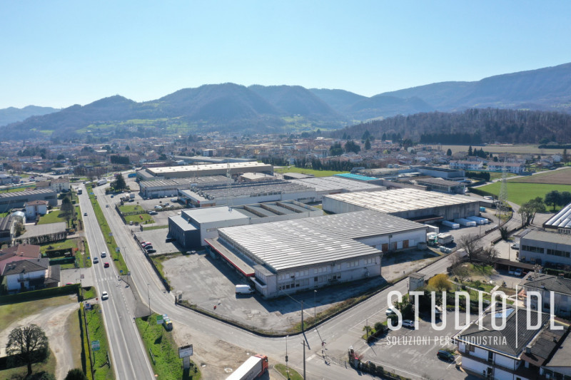 Scoprite un'opportunità in zona fronte strada con questo importante fabbricato industriale/commer...