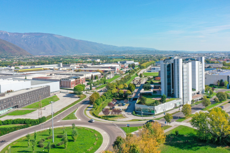 Nel cuore della zona industriale di Schio, all’interno del rinomato Centro Direzionale Summano, p...