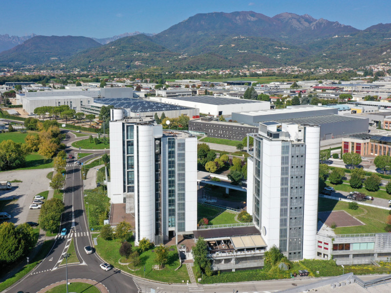 Nel cuore della zona industriale di Schio, all’interno del rinomato Centro Direzionale Summano, p...