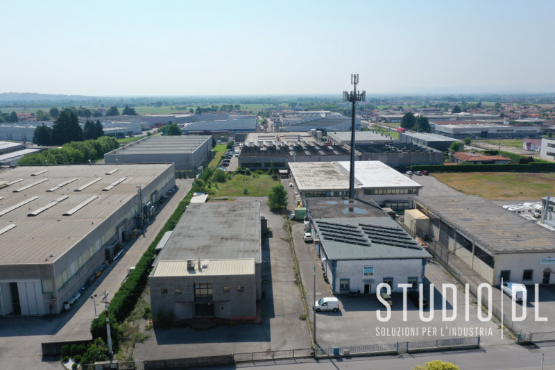 In vendita un capannone strategicamente situato nella zona artigianale/industriale di Thiene, car...