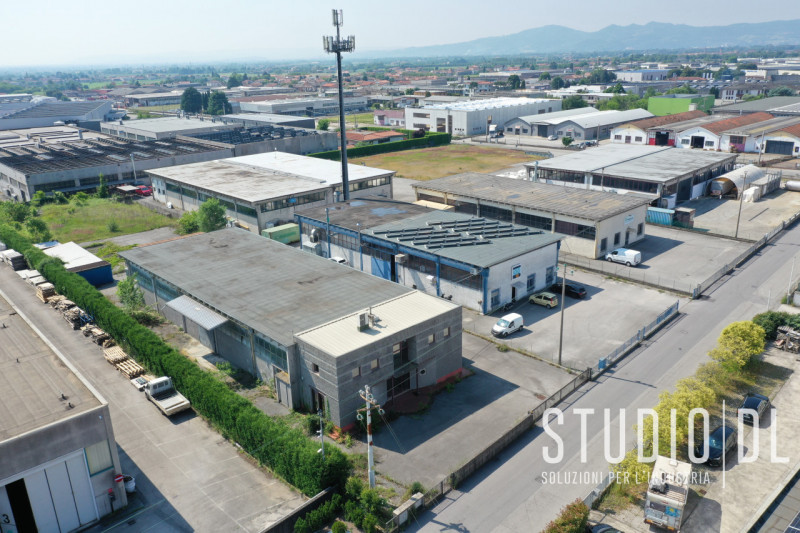 In vendita un capannone strategicamente situato nella zona artigianale/industriale di Thiene, car...