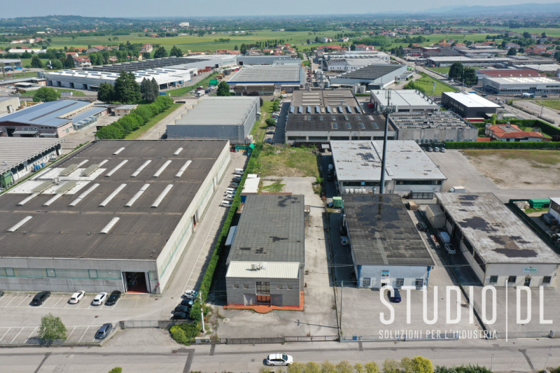 In vendita un capannone strategicamente situato nella zona artigianale/industriale di Thiene, car...