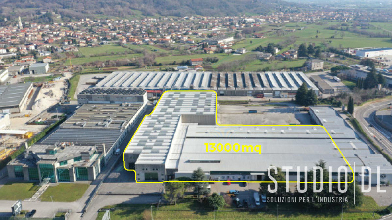 Proponiamo in locazione un ampio capannone industriale di 13.000 mq, con possibilità di frazionam...