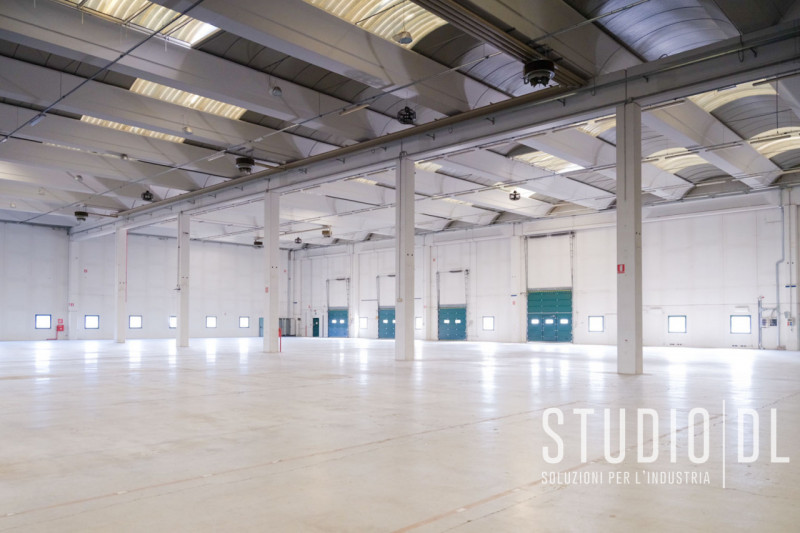 Proponiamo in locazione un ampio capannone industriale di 13.000 mq, con possibilità di frazionam...