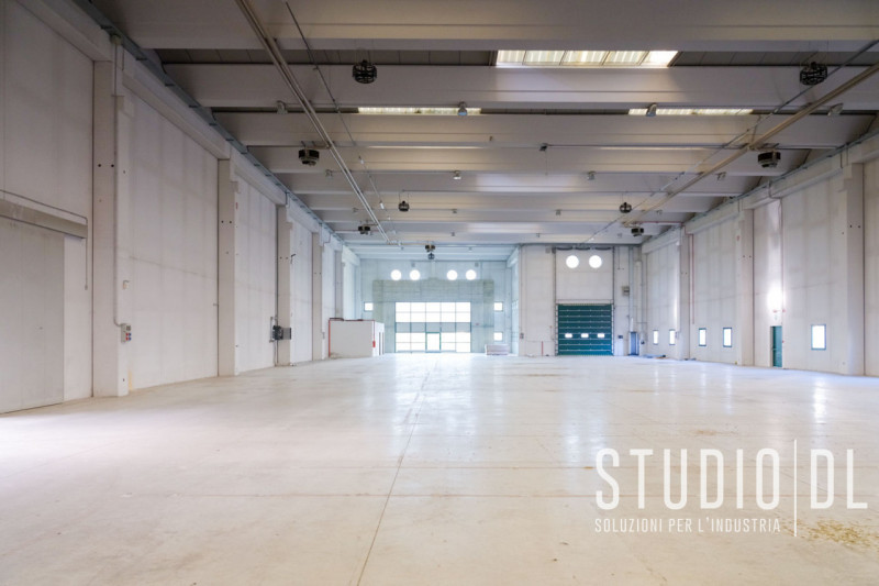 Proponiamo in locazione un ampio capannone industriale di 13.000 mq, con possibilità di frazionam...