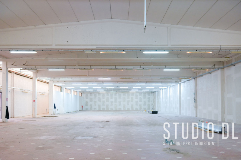 Proponiamo in locazione un ampio capannone industriale di 13.000 mq, con possibilità di frazionam...
