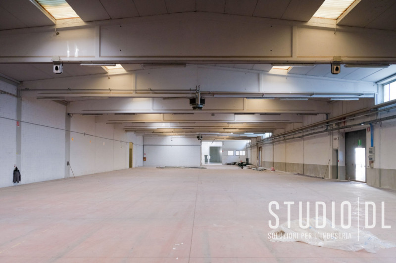 Proponiamo in locazione un ampio capannone industriale di 13.000 mq, con possibilità di frazionam...