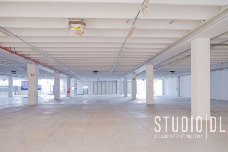 Proponiamo in locazione un ampio capannone industriale di 13.000 mq, con possibilità di frazionam...