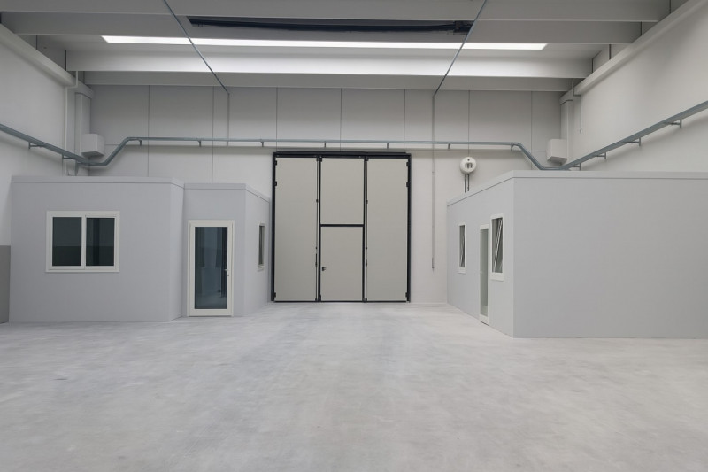 Capannone moderno di 680 mq con Uffici e Tettoia Esterna

Proponiamo in locazione un capannone di...