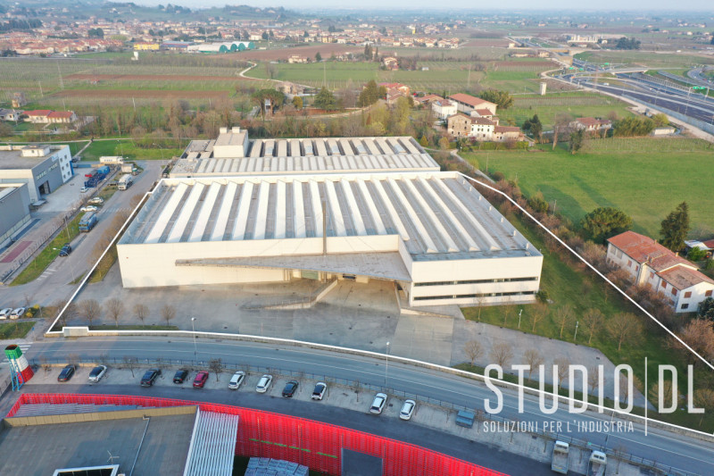 Proponiamo in vendita un capannone di recente costruzione situato nella zona industriale di Brega...