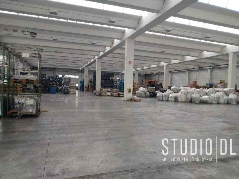 Proponiamo in vendita un capannone di recente costruzione situato nella zona industriale di Brega...
