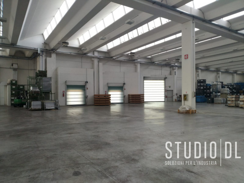 Proponiamo in vendita un capannone di recente costruzione situato nella zona industriale di Brega...