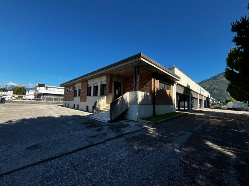 Nella zona industriale di Schio, fronte strada di intenso passaggio, proponiamo da subito un loca...