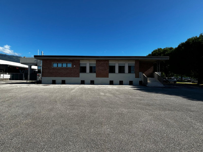 Nella zona industriale di Schio, fronte strada di intenso passaggio, proponiamo da subito un loca...
