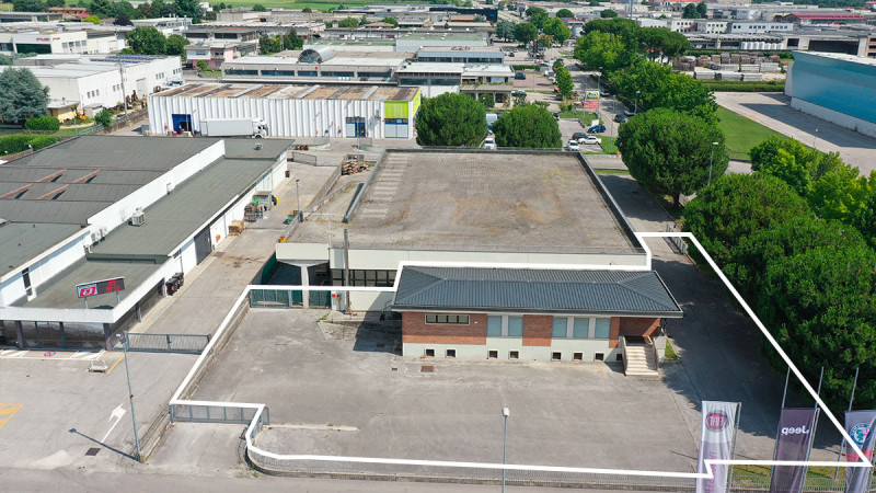 Nella zona industriale di Schio, fronte strada di intenso passaggio, proponiamo da subito un loca...