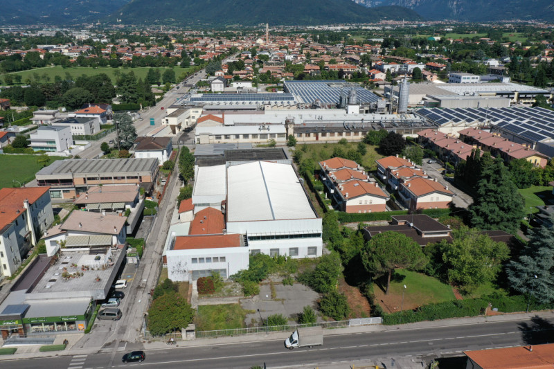 Scopri un'opportunità imperdibile nel cuore di Thiene! Questo ampio capannone, con una superficie...