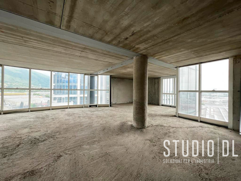 All’interno della Torre del Centro Direzionale Summano è disponibile un intero piano direzionale ...