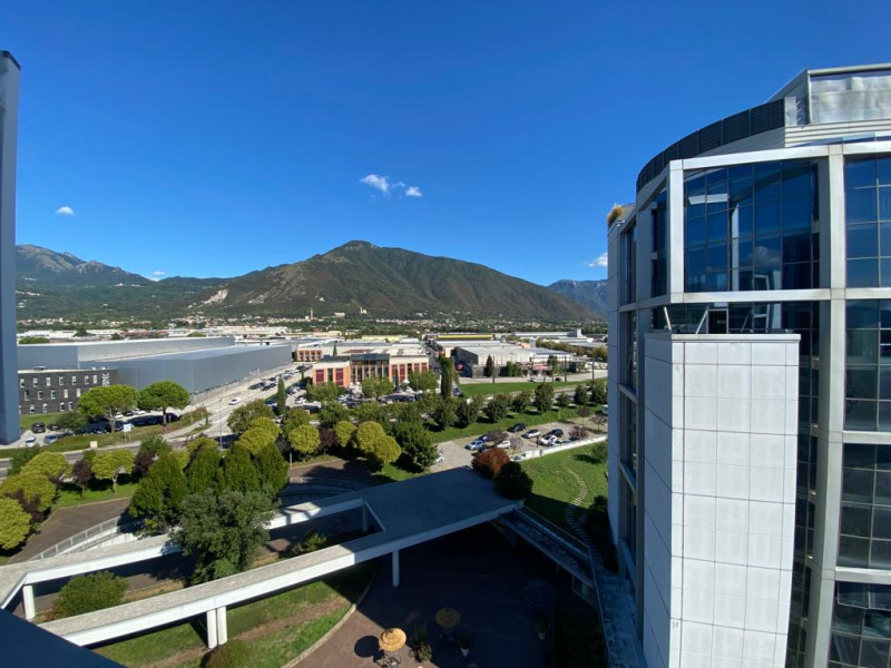 Nel cuore della zona industriale di Schio, all’interno del rinomato Centro Direzionale, proponiam...