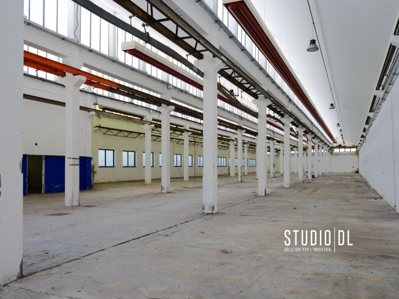 Proponiamo in vendita un ampio capannone di circa 2.450 mq, situato all'interno di una vasta area...