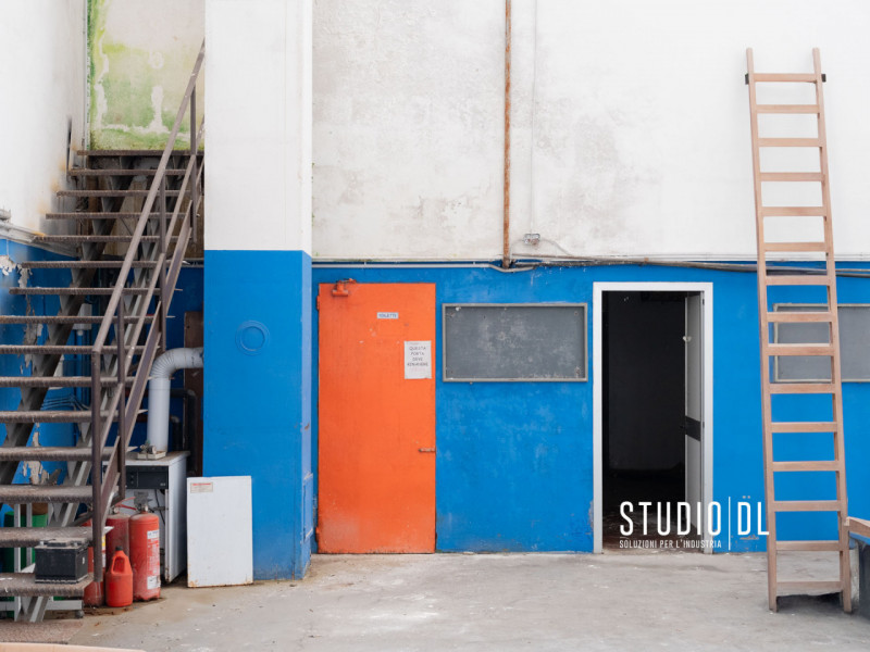 Proponiamo in vendita un ampio capannone di circa 2.450 mq, situato all'interno di una vasta area...