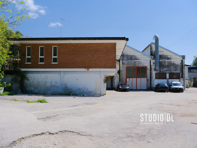 Proponiamo in vendita un ampio capannone di circa 2.450 mq, situato all'interno di una vasta area...