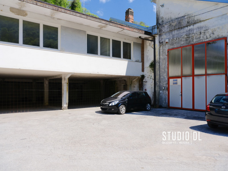 Proponiamo in vendita un ampio capannone di circa 2.450 mq, situato all'interno di una vasta area...