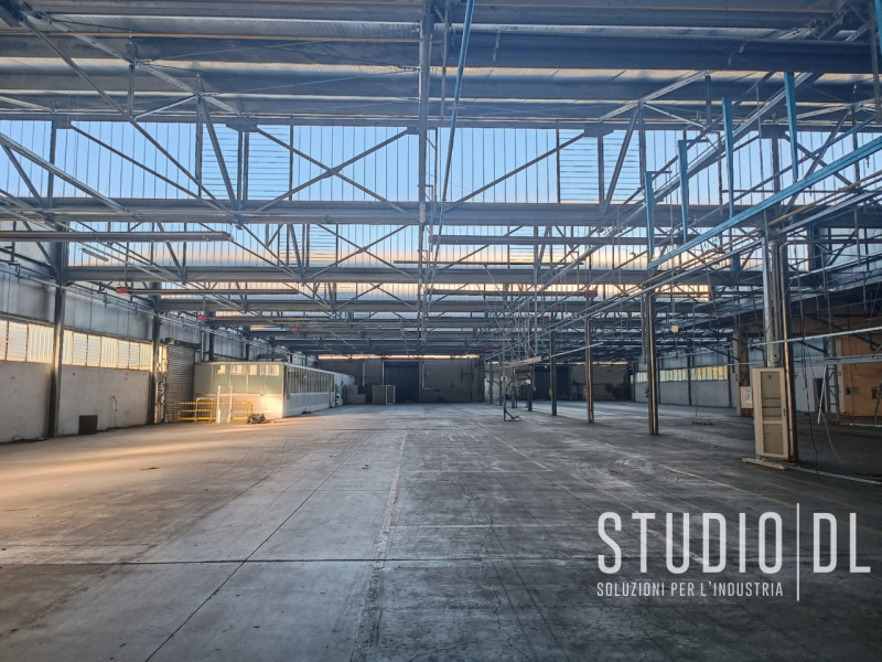 Proponiamo in zona industriale a Sarcedo capannone di circa 7.900 mq, realizzato in struttura pre...